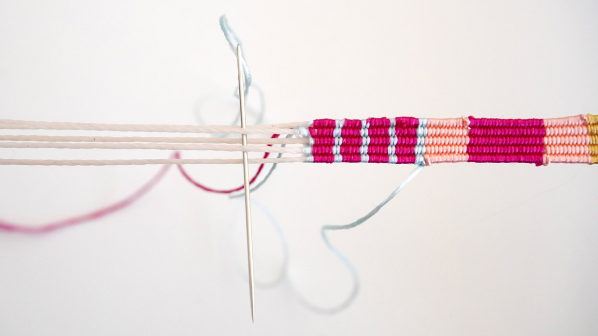 Bracciale in filo di seta intrecciato con inserto di scarabeo dorato : Tappa 7 Bracciale in filo di seta intrecciato con inserto di scarabeo dorato : Tappa 7