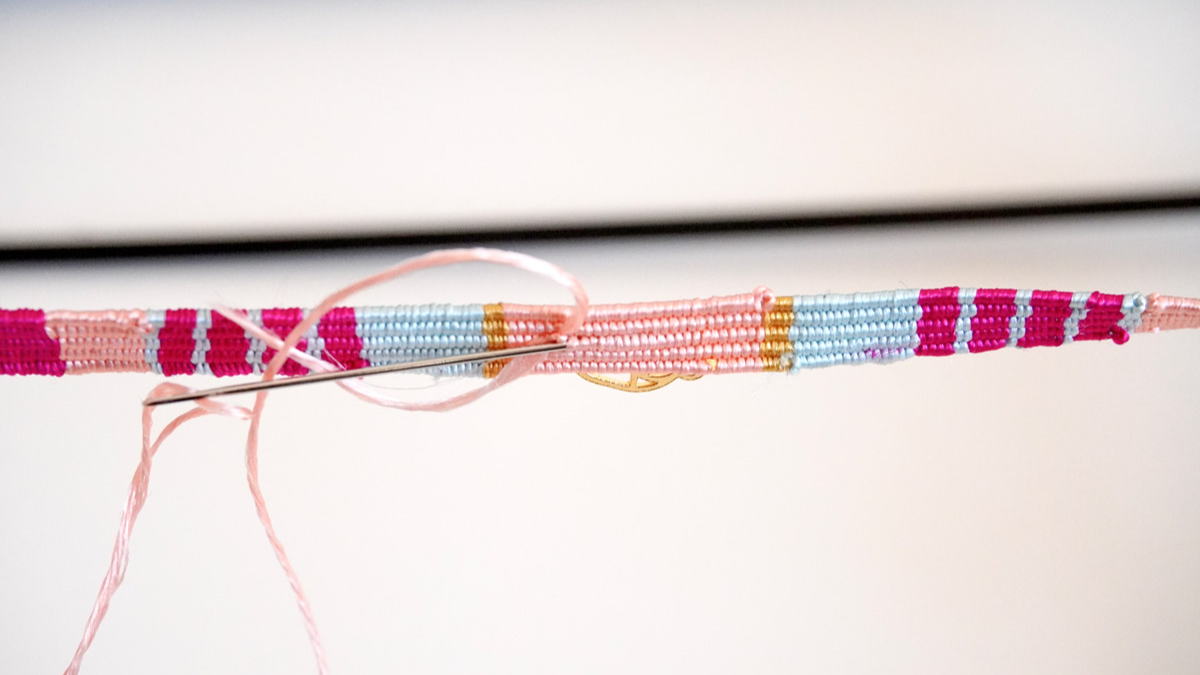 Bracciale in filo di seta intrecciato con inserto di scarabeo dorato : Tappa 9 Bracciale in filo di seta intrecciato con inserto di scarabeo dorato : Tappa 9