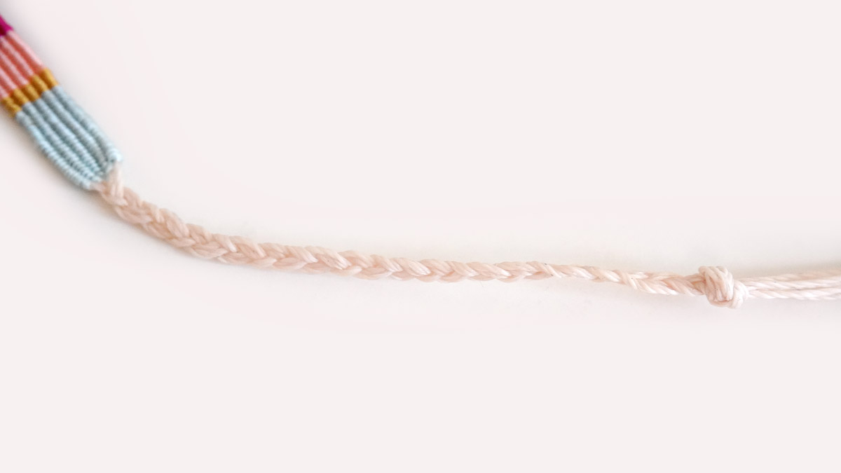 Bracciale in filo di seta intrecciato con inserto di scarabeo dorato : Tappa 10 Bracciale in filo di seta intrecciato con inserto di scarabeo dorato : Tappa 10