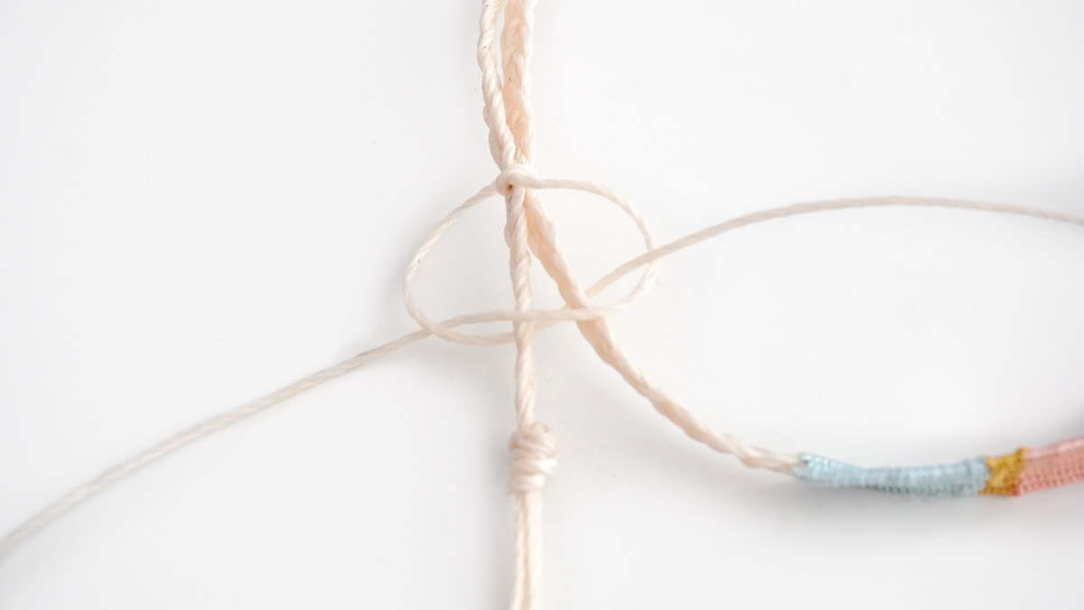 Bracciale in filo di seta intrecciato con inserto di scarabeo dorato : Tappa 11 Bracciale in filo di seta intrecciato con inserto di scarabeo dorato : Tappa 11