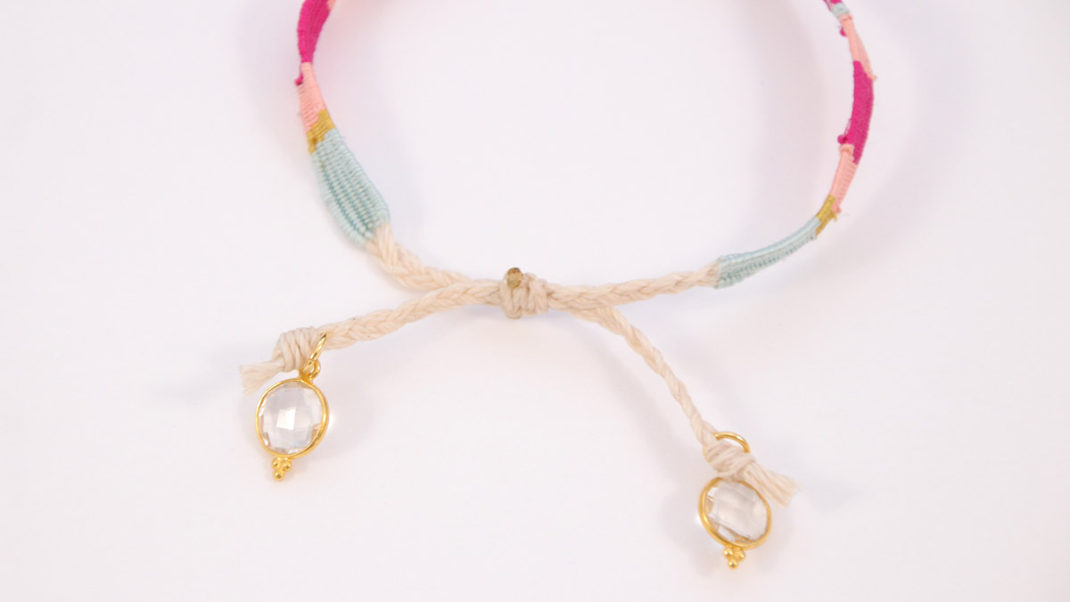 Bracciale in filo di seta intrecciato con inserto di scarabeo dorato : Tappa 13 Bracciale in filo di seta intrecciato con inserto di scarabeo dorato : Tappa 13