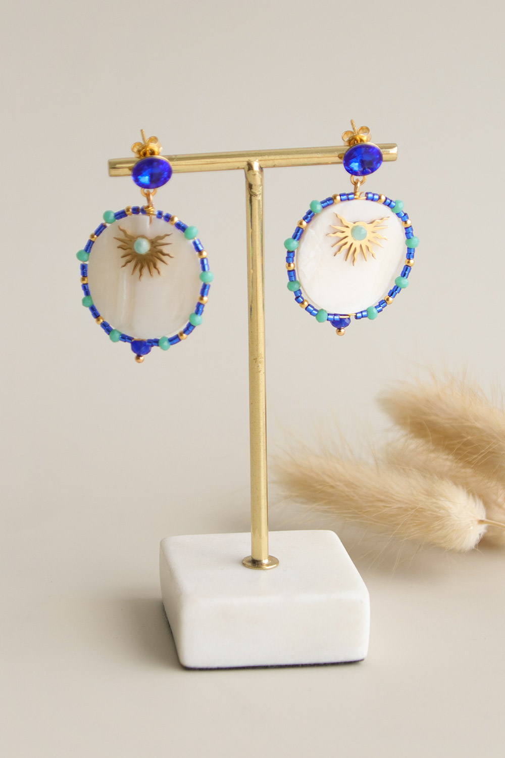 Schema Orecchini Soleil con perle blu cobalto e madreperla Schema Orecchini Soleil con perle blu cobalto e madreperla