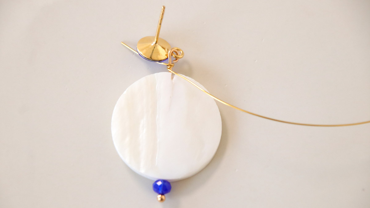 Orecchini Soleil con perle blu cobalto e madreperla : Tappa 2 Orecchini Soleil con perle blu cobalto e madreperla : Tappa 2