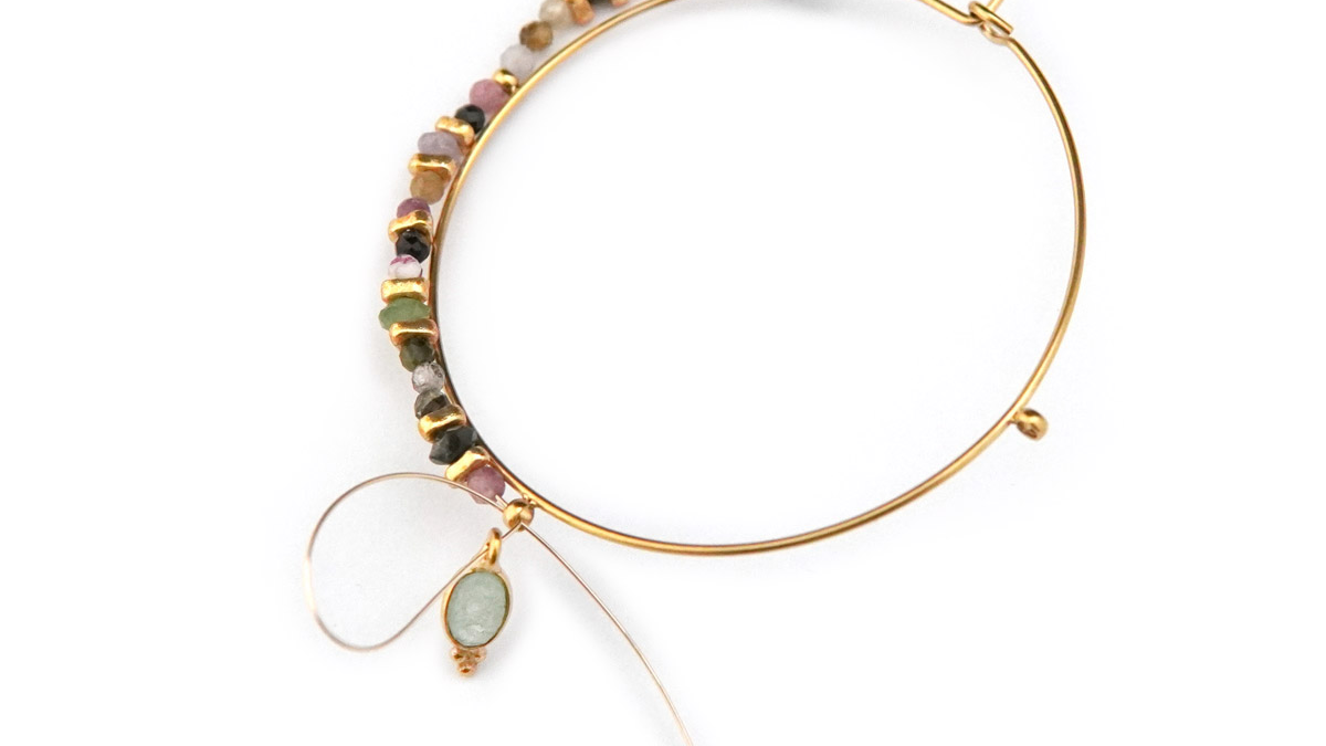 Orecchini a cerchio in acciaio inossidabile placcato oro con perle di tormalina : Tappa 4 Orecchini a cerchio in acciaio inossidabile placcato oro con perle di tormalina : Tappa 4