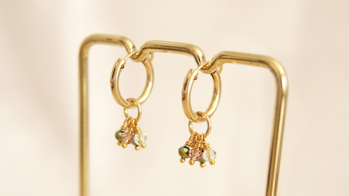 DIY Piccoli orecchini a cerchio in oro con ciondoli di perle DIY Piccoli orecchini a cerchio in oro con ciondoli di perle