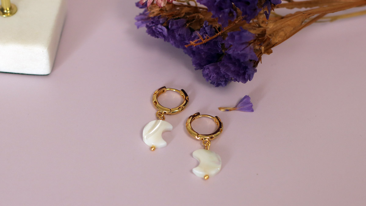 Schema DIY Piccoli orecchini a cerchio in oro con ciondoli di perle Schema DIY Piccoli orecchini a cerchio in oro con ciondoli di perle