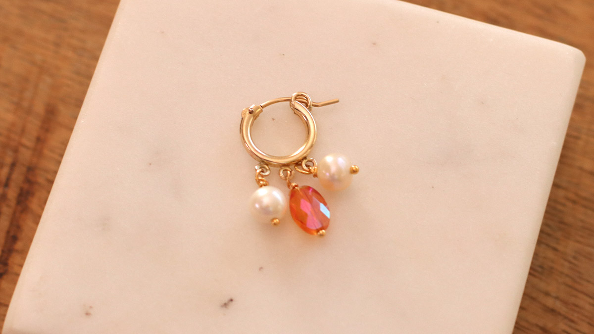 DIY Piccoli orecchini a cerchio in oro con ciondoli di perle : Tappa 5 DIY Piccoli orecchini a cerchio in oro con ciondoli di perle : Tappa 5