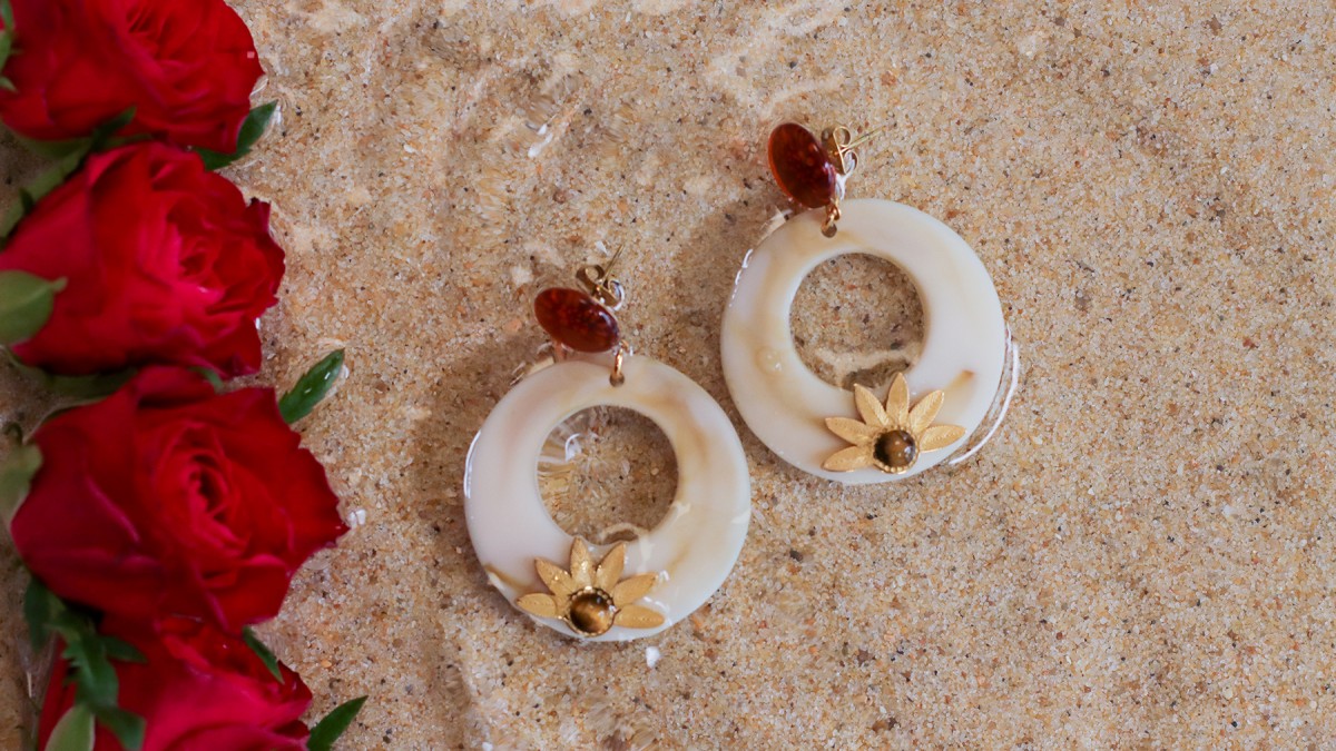 Orecchini cabochon in resina e pietre preziose Orecchini cabochon in resina e pietre preziose