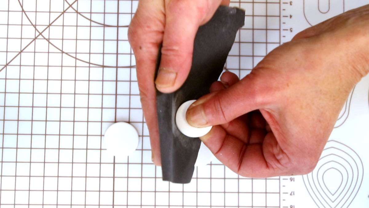 Orecchini in polimero e resina con fiori di ortensia essiccati : Tappa 4 Orecchini in polimero e resina con fiori di ortensia essiccati : Tappa 4