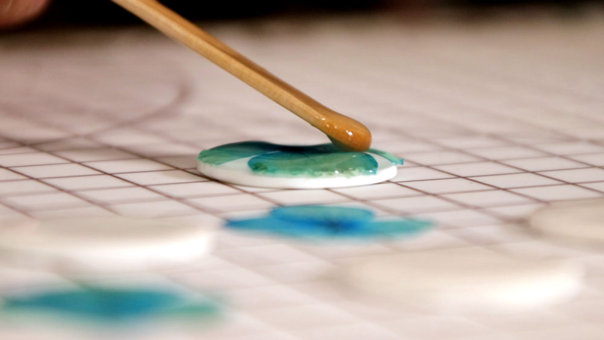 Orecchini in polimero e resina con fiori di ortensia essiccati : Tappa 8 Orecchini in polimero e resina con fiori di ortensia essiccati : Tappa 8