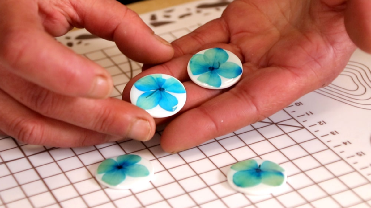 Orecchini in polimero e resina con fiori di ortensia essiccati : Tappa 9 Orecchini in polimero e resina con fiori di ortensia essiccati : Tappa 9