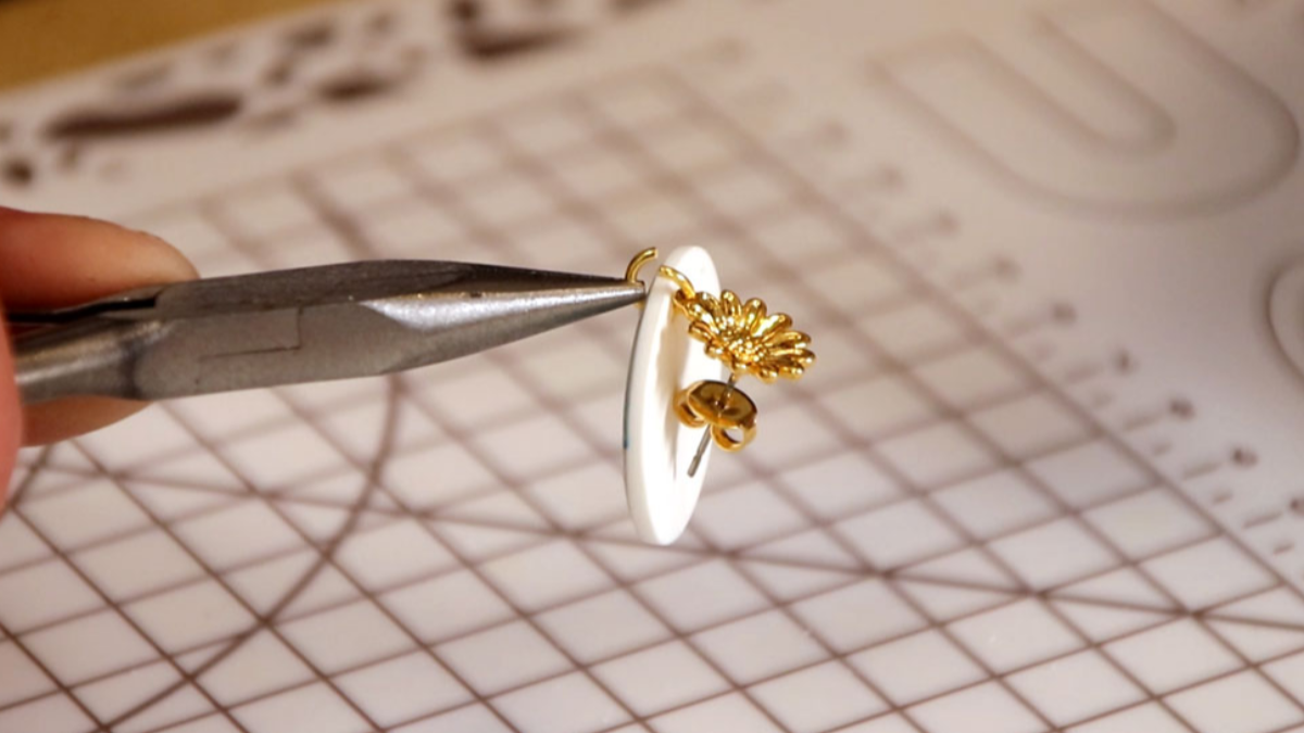 Orecchini in polimero e resina con fiori di ortensia essiccati : Tappa 11 Orecchini in polimero e resina con fiori di ortensia essiccati : Tappa 11