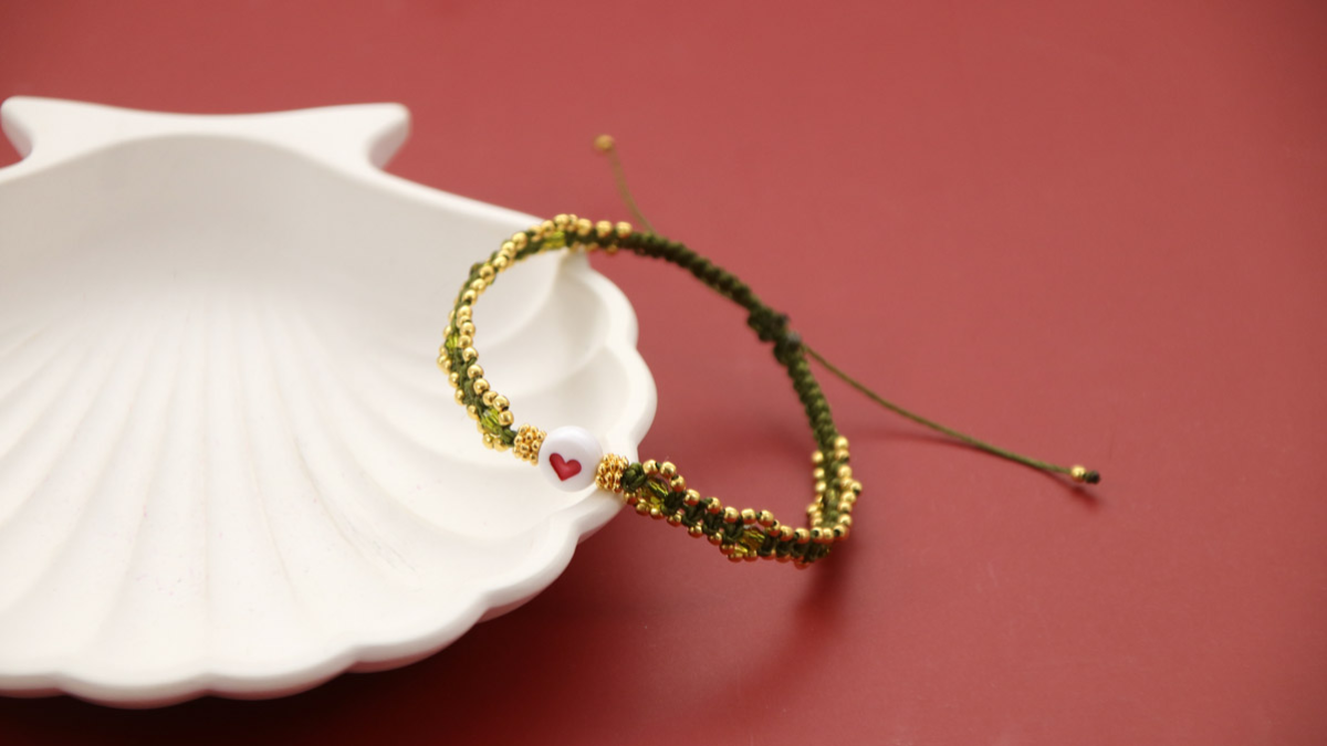 Schema DIY Piccolo braccialetto in micro macramé color cachi con perline dorate Schema DIY Piccolo braccialetto in micro macramé color cachi con perline dorate