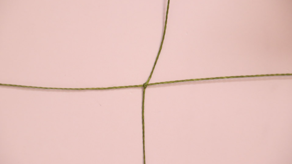 DIY Piccolo braccialetto in micro macramé color cachi con perline dorate : Tappa 1 DIY Piccolo braccialetto in micro macramé color cachi con perline dorate : Tappa 1