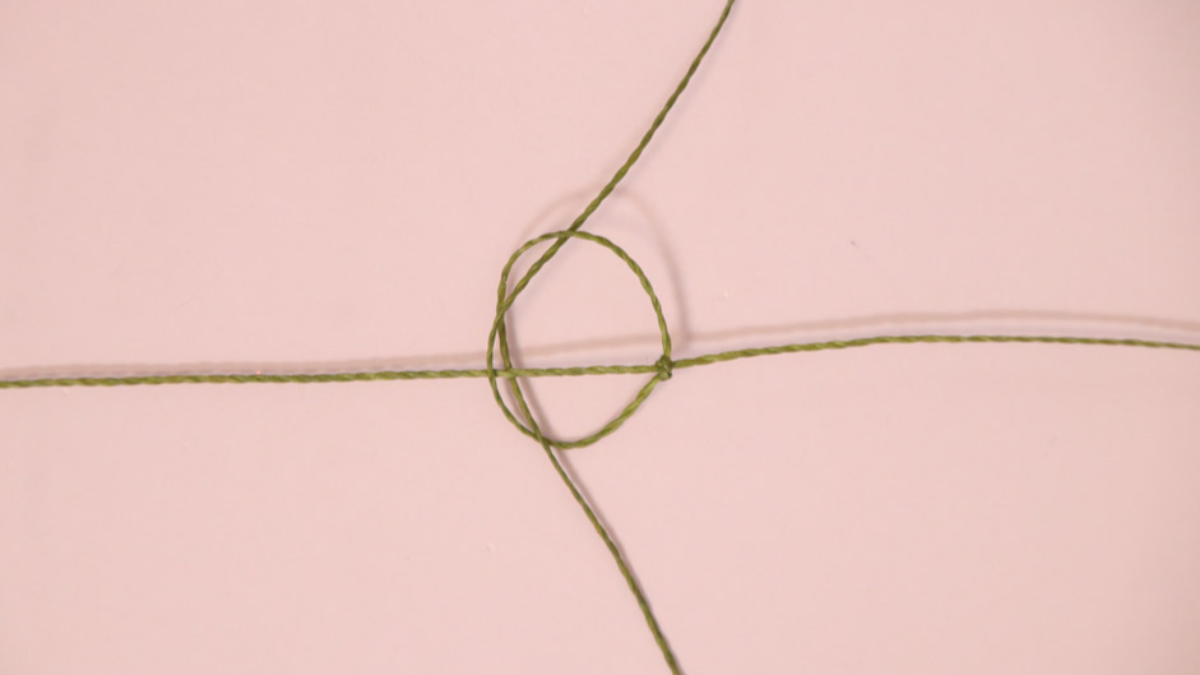 DIY Piccolo braccialetto in micro macramé color cachi con perline dorate : Tappa 2 DIY Piccolo braccialetto in micro macramé color cachi con perline dorate : Tappa 2