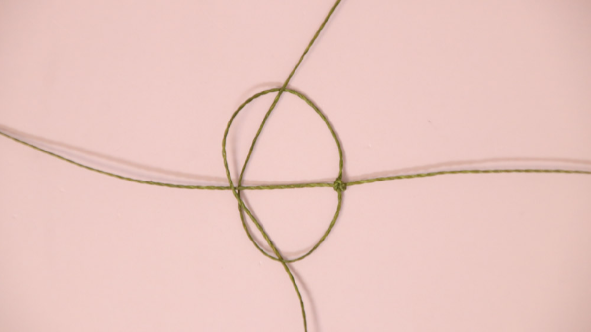 DIY Piccolo braccialetto in micro macramé color cachi con perline dorate : Tappa 3 DIY Piccolo braccialetto in micro macramé color cachi con perline dorate : Tappa 3