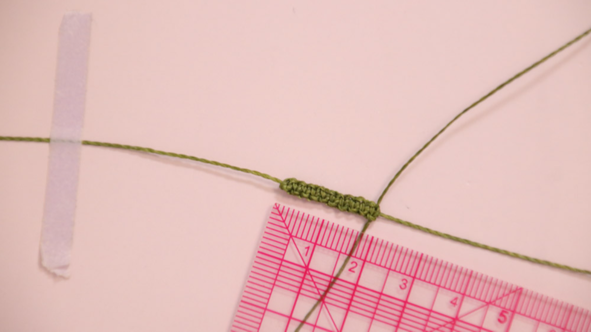 DIY Piccolo braccialetto in micro macramé color cachi con perline dorate : Tappa 4 DIY Piccolo braccialetto in micro macramé color cachi con perline dorate : Tappa 4