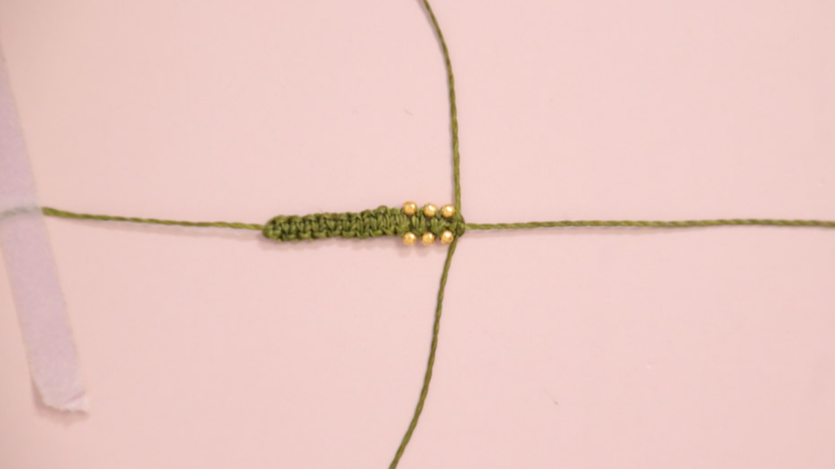DIY Piccolo braccialetto in micro macramé color cachi con perline dorate : Tappa 6 DIY Piccolo braccialetto in micro macramé color cachi con perline dorate : Tappa 6