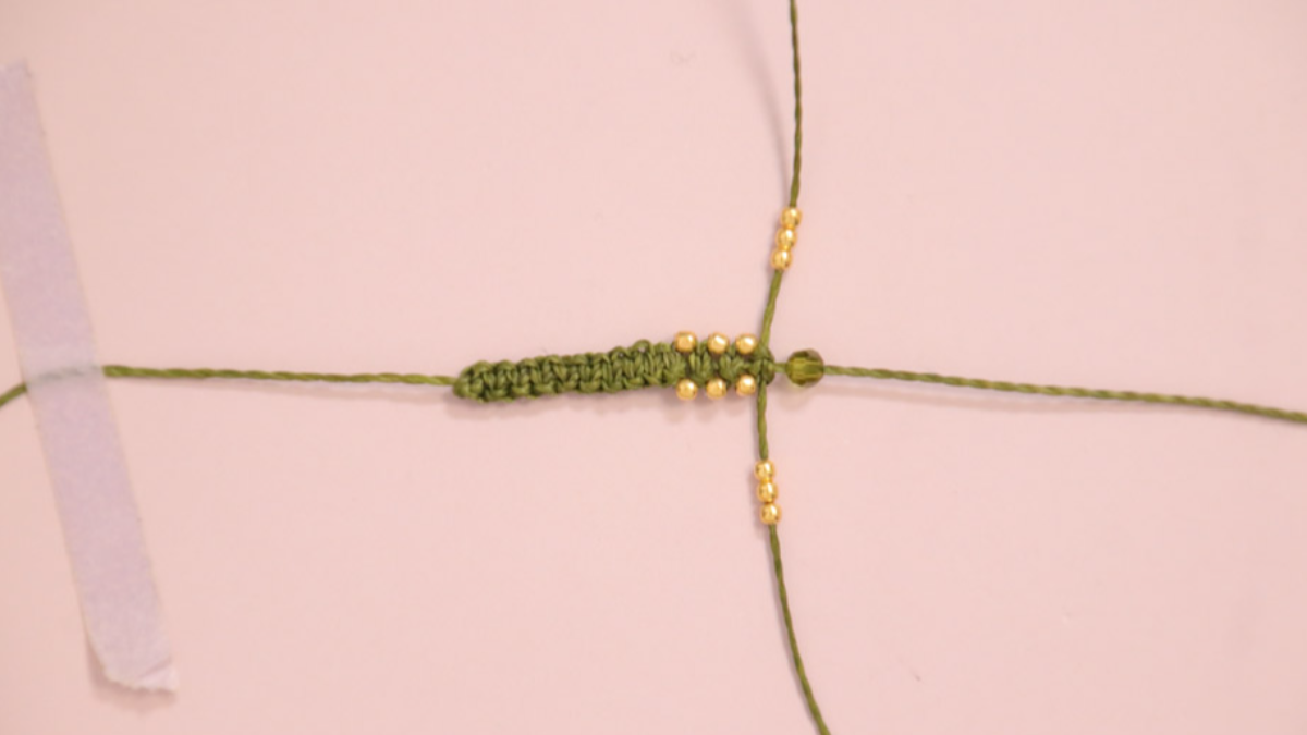 DIY Piccolo braccialetto in micro macramé color cachi con perline dorate : Tappa 7 DIY Piccolo braccialetto in micro macramé color cachi con perline dorate : Tappa 7