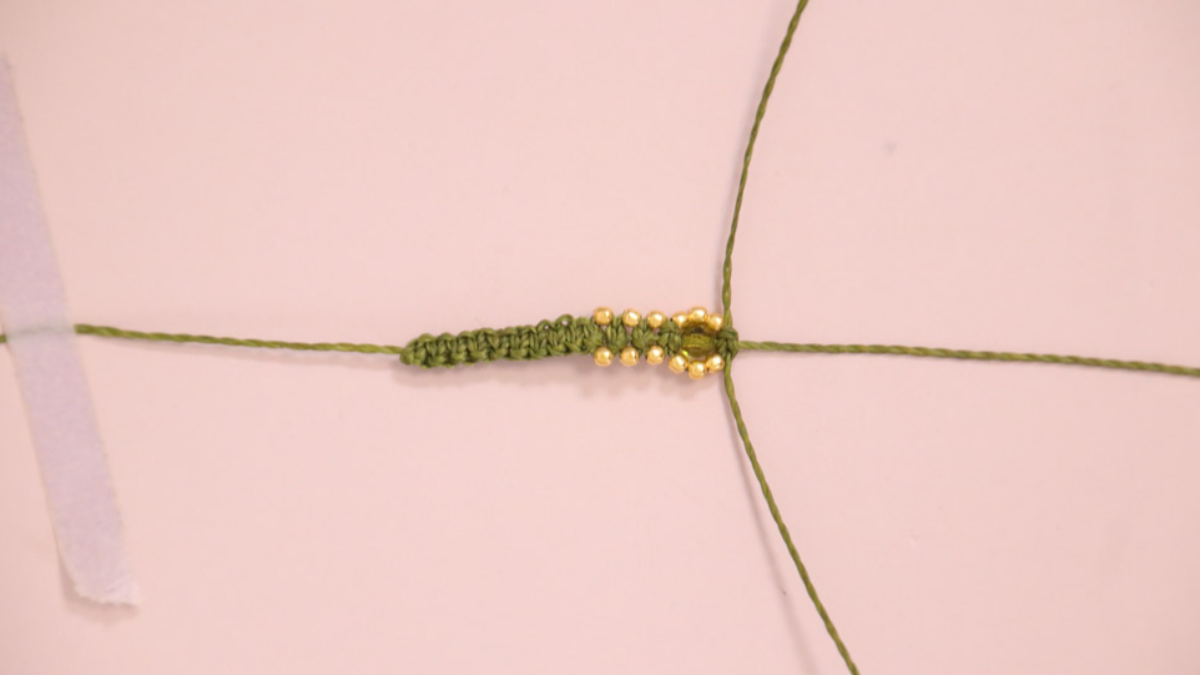 DIY Piccolo braccialetto in micro macramé color cachi con perline dorate : Tappa 8 DIY Piccolo braccialetto in micro macramé color cachi con perline dorate : Tappa 8