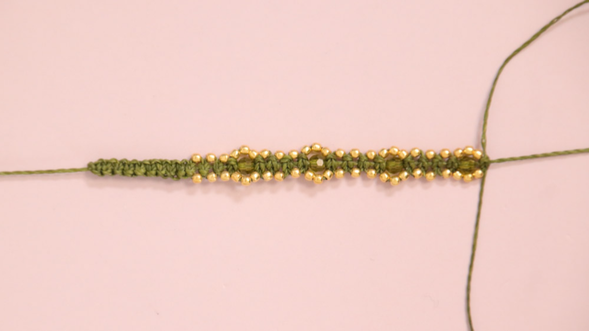 DIY Piccolo braccialetto in micro macramé color cachi con perline dorate : Tappa 9 DIY Piccolo braccialetto in micro macramé color cachi con perline dorate : Tappa 9