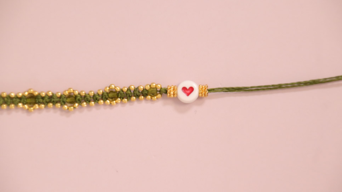 DIY Piccolo braccialetto in micro macramé color cachi con perline dorate : Tappa 10 DIY Piccolo braccialetto in micro macramé color cachi con perline dorate : Tappa 10