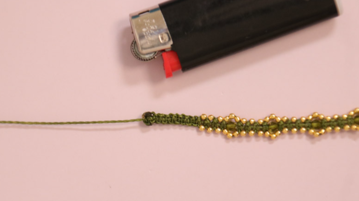 DIY Piccolo braccialetto in micro macramé color cachi con perline dorate : Tappa 11 DIY Piccolo braccialetto in micro macramé color cachi con perline dorate : Tappa 11