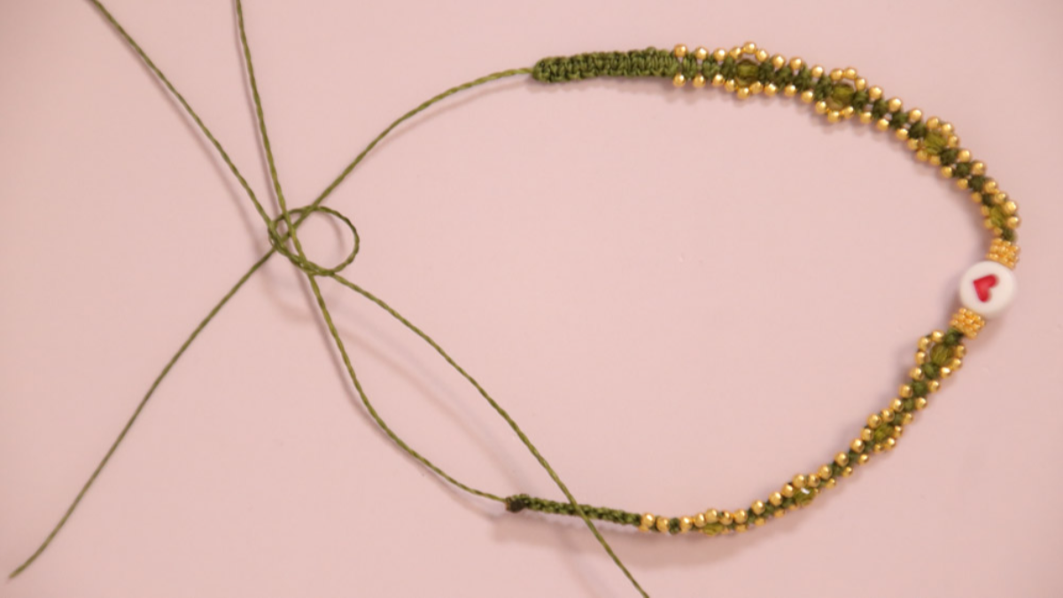 DIY Piccolo braccialetto in micro macramé color cachi con perline dorate : Tappa 12 DIY Piccolo braccialetto in micro macramé color cachi con perline dorate : Tappa 12