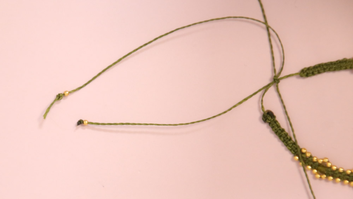 DIY Piccolo braccialetto in micro macramé color cachi con perline dorate : Tappa 13 DIY Piccolo braccialetto in micro macramé color cachi con perline dorate : Tappa 13