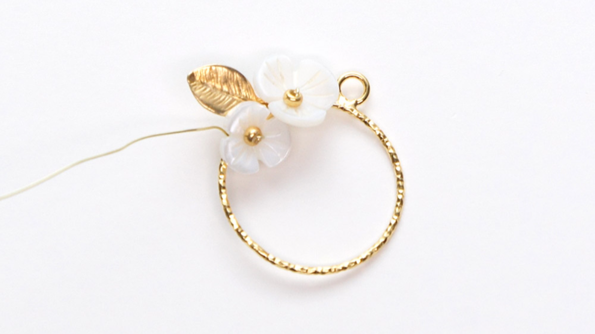 Orecchini da sposa con fiore di madreperla : Tappa 3 Orecchini da sposa con fiore di madreperla : Tappa 3