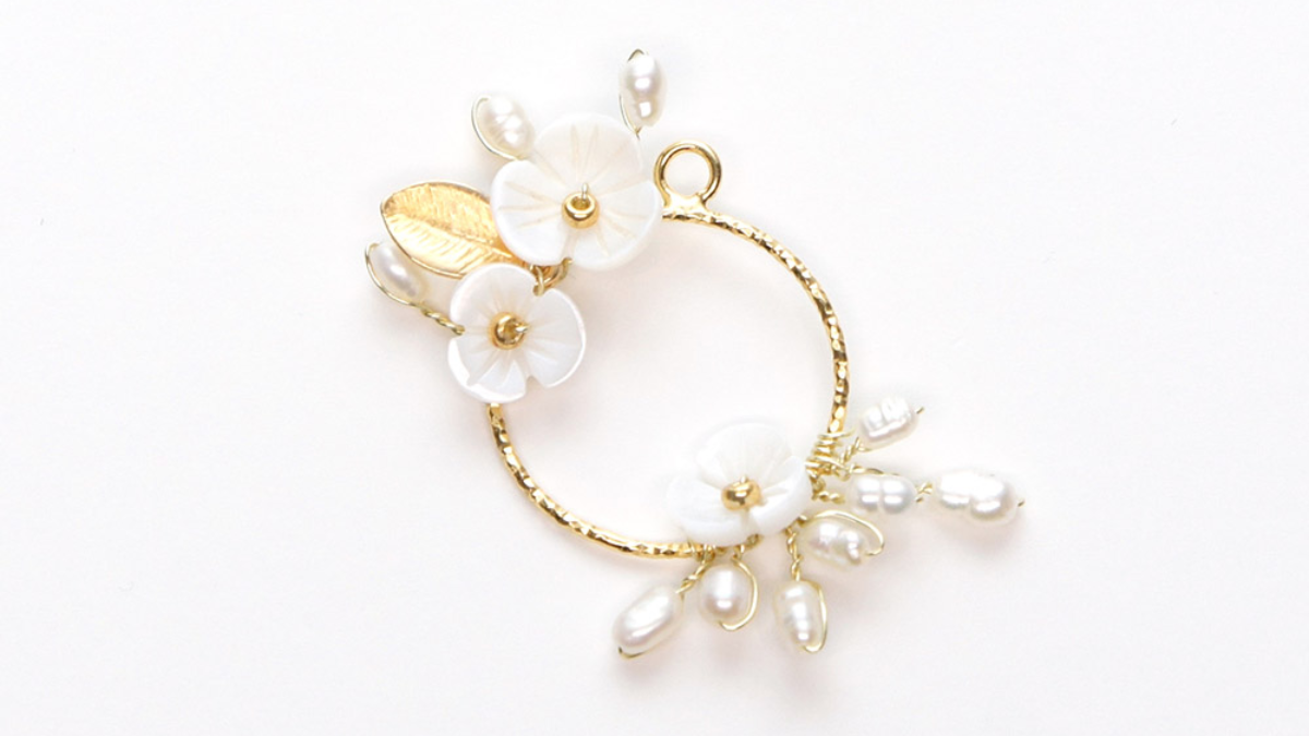 Orecchini da sposa con fiore di madreperla : Tappa 5 Orecchini da sposa con fiore di madreperla : Tappa 5