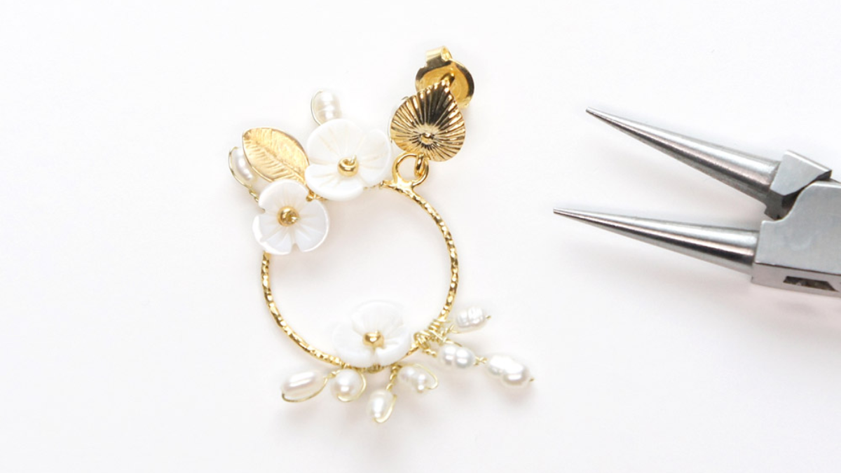 Orecchini da sposa con fiore di madreperla : Tappa 6 Orecchini da sposa con fiore di madreperla : Tappa 6