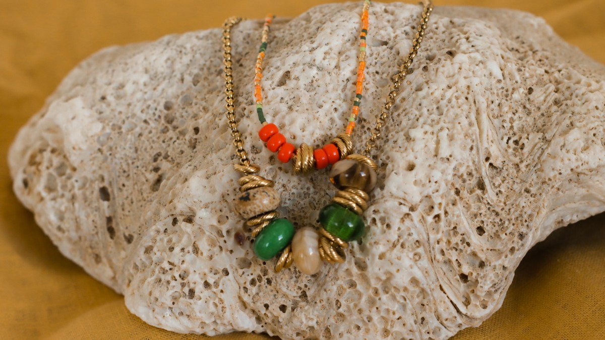 Collana a girocollo con perle Miyuki Delicas e perle di vetro e pietre preziose a foro largo Collana a girocollo con perle Miyuki Delicas e perle di vetro e pietre preziose a foro largo