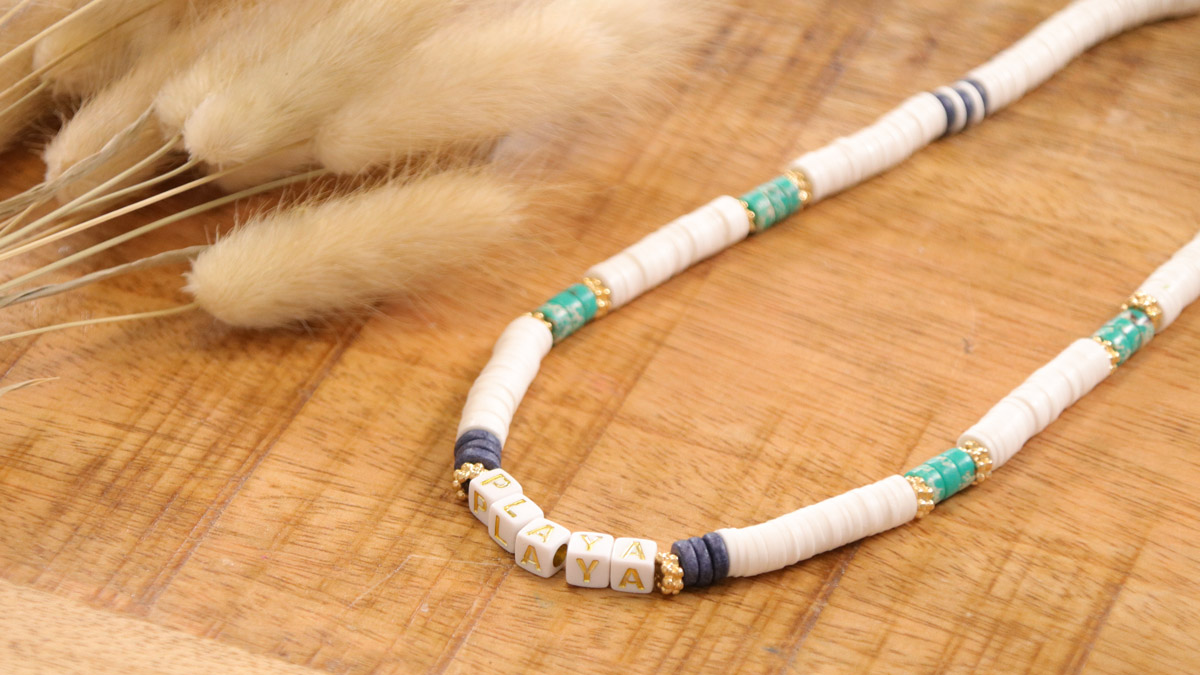 Schema Collana da surfista con Heishi e perline a forma di lettera Schema Collana da surfista con Heishi e perline a forma di lettera