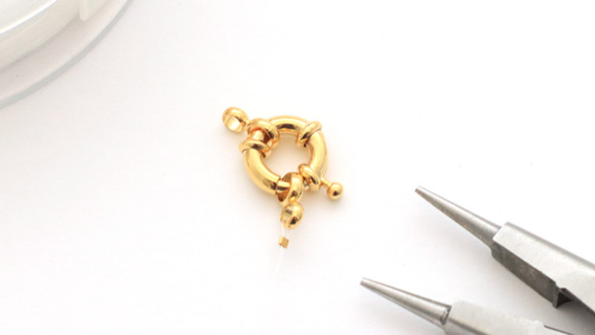 Collana da surfista con Heishi e perline a forma di lettera : Tappa 1 Collana da surfista con Heishi e perline a forma di lettera : Tappa 1