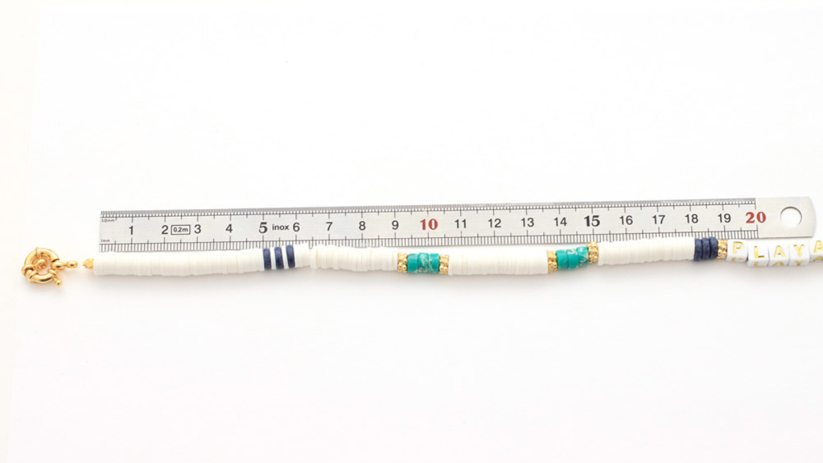 Collana da surfista con Heishi e perline a forma di lettera : Tappa 2 Collana da surfista con Heishi e perline a forma di lettera : Tappa 2