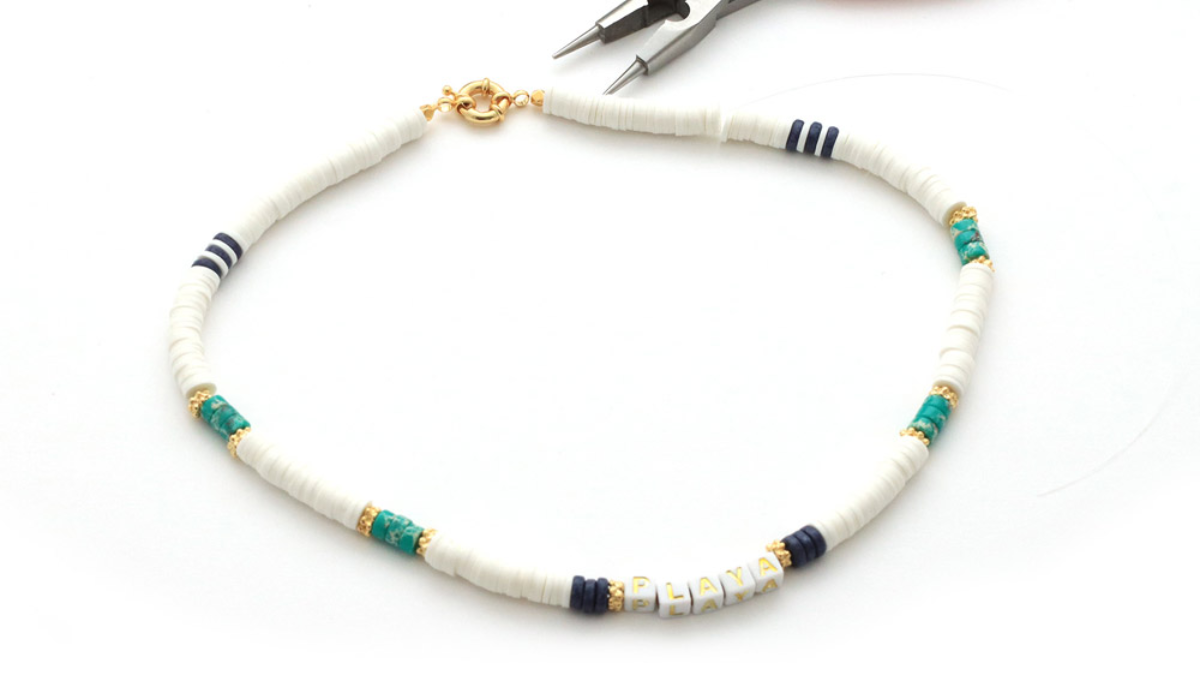 Collana da surfista con Heishi e perline a forma di lettera : Tappa 3 Collana da surfista con Heishi e perline a forma di lettera : Tappa 3