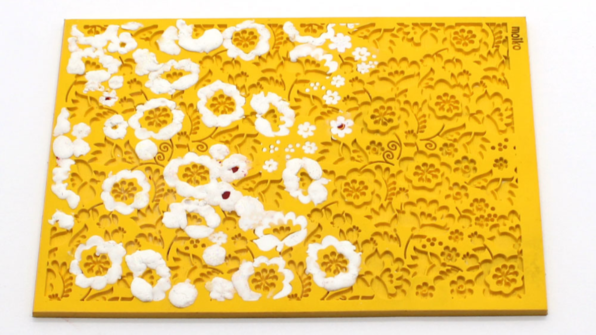 Orecchini in argilla polimerica texture piastra fiori : Tappa 3 Orecchini in argilla polimerica texture piastra fiori : Tappa 3