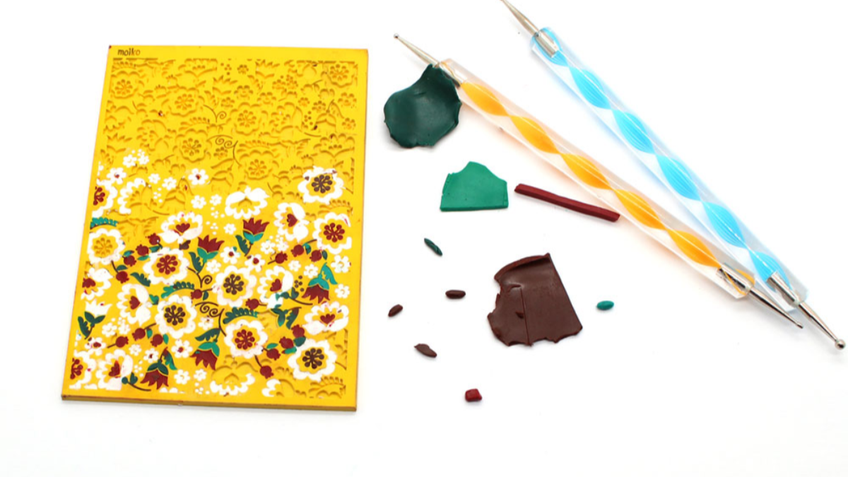 Orecchini in argilla polimerica texture piastra fiori : Tappa 4 Orecchini in argilla polimerica texture piastra fiori : Tappa 4