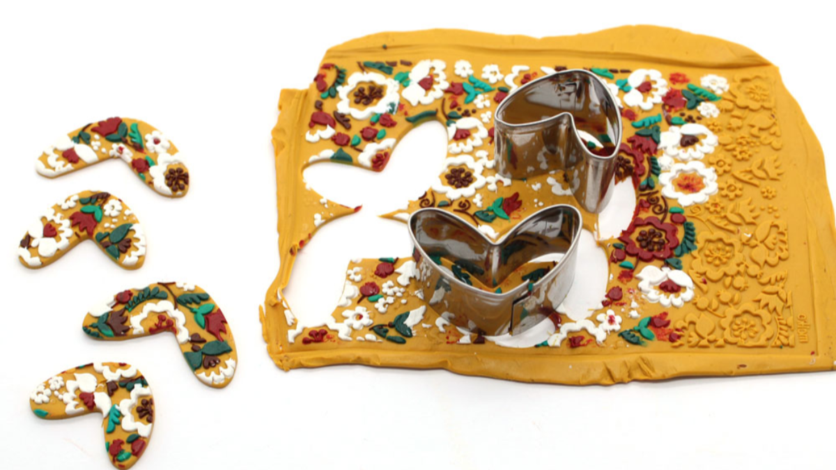 Orecchini in argilla polimerica texture piastra fiori : Tappa 5 Orecchini in argilla polimerica texture piastra fiori : Tappa 5