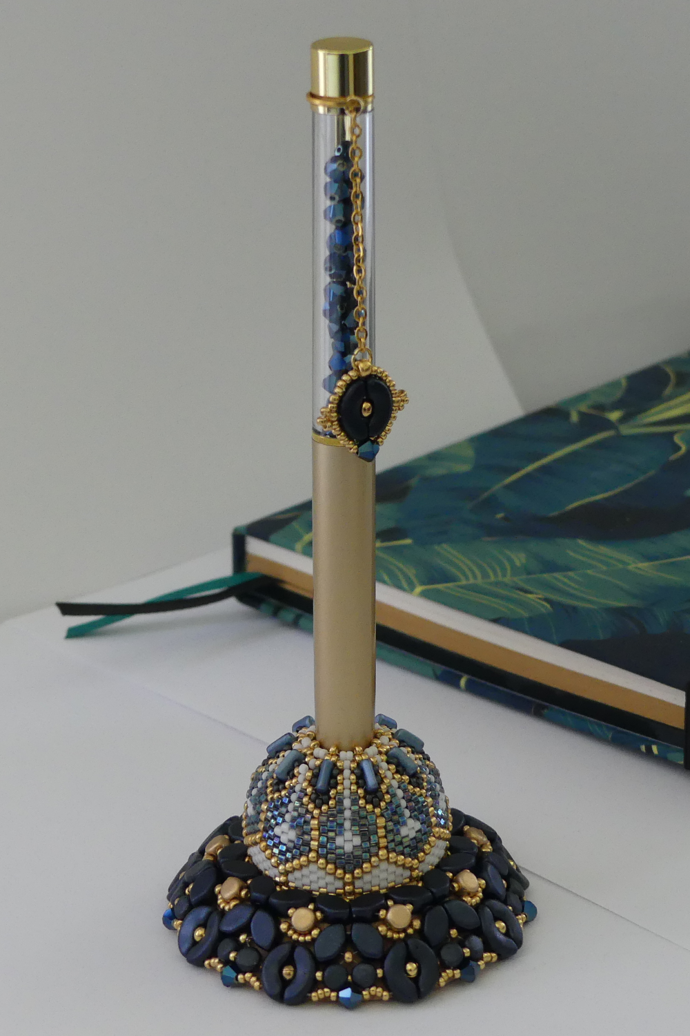 Schema Astuccio per forbici fai da te con perline di vetro e supporto in legno di Puca Schema Astuccio per forbici fai da te con perline di vetro e supporto in legno di Puca