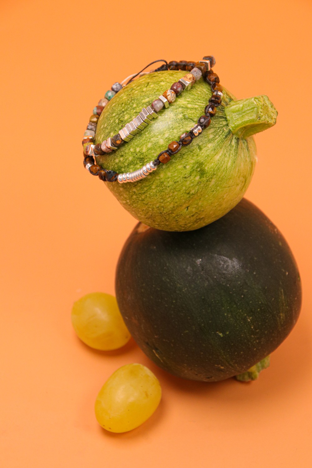 Schema Braccialetti di coppia con perline heishi, pietre preziose e cordino di chiusura Schema Braccialetti di coppia con perline heishi, pietre preziose e cordino di chiusura