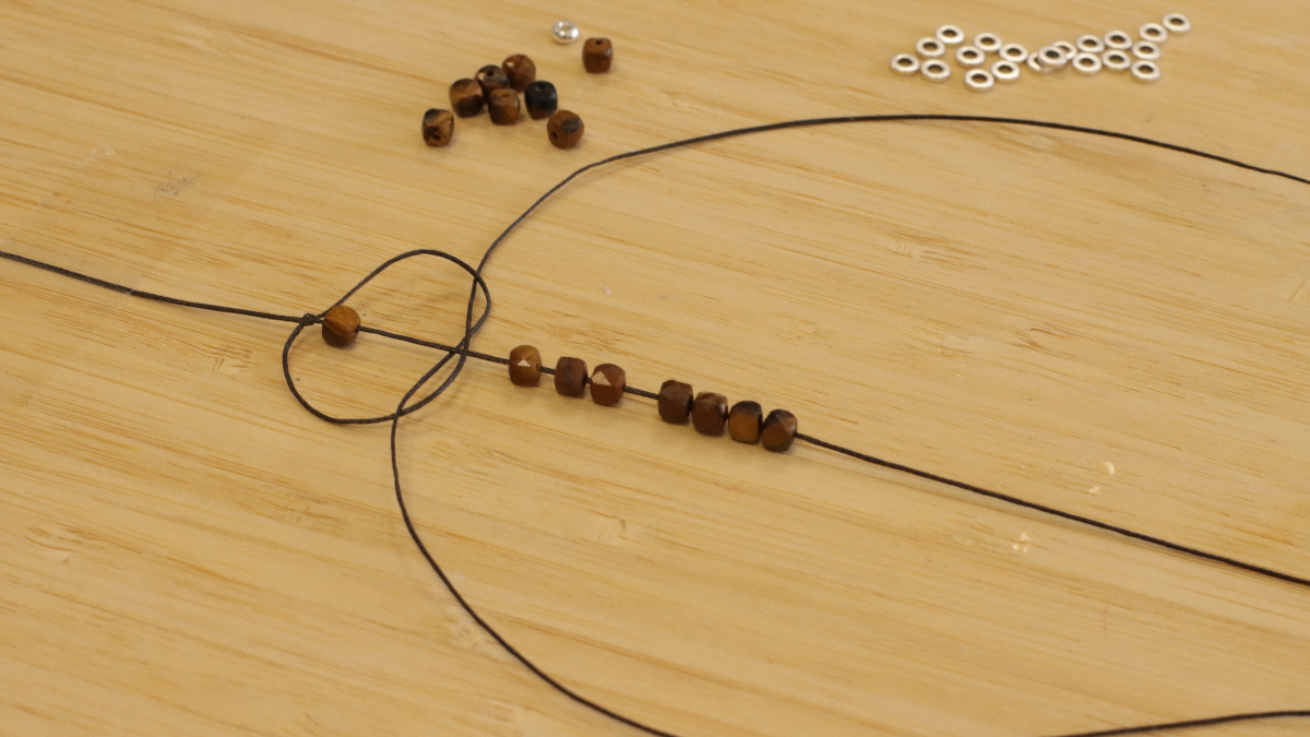 Braccialetti di coppia con perline heishi, pietre preziose e cordino di chiusura : Tappa 2 Braccialetti di coppia con perline heishi, pietre preziose e cordino di chiusura : Tappa 2