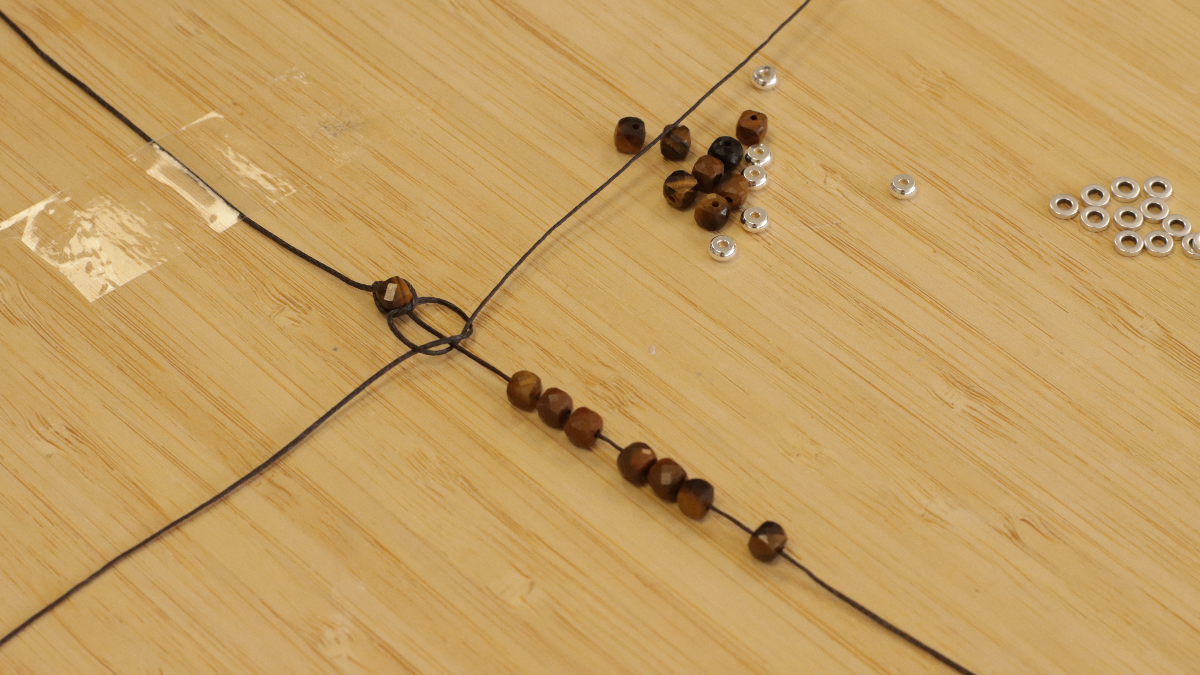 Braccialetti di coppia con perline heishi, pietre preziose e cordino di chiusura : Tappa 3 Braccialetti di coppia con perline heishi, pietre preziose e cordino di chiusura : Tappa 3