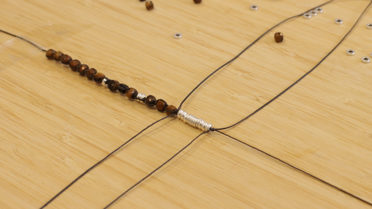 Braccialetti di coppia con perline heishi, pietre preziose e cordino di chiusura : Tappa 4 Braccialetti di coppia con perline heishi, pietre preziose e cordino di chiusura : Tappa 4