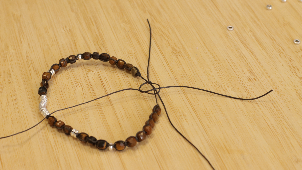 Braccialetti di coppia con perline heishi, pietre preziose e cordino di chiusura : Tappa 6 Braccialetti di coppia con perline heishi, pietre preziose e cordino di chiusura : Tappa 6