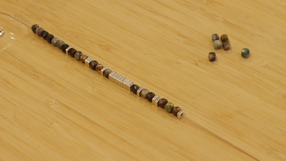 Braccialetti di coppia con perline heishi, pietre preziose e cordino di chiusura : Tappa 8 Braccialetti di coppia con perline heishi, pietre preziose e cordino di chiusura : Tappa 8