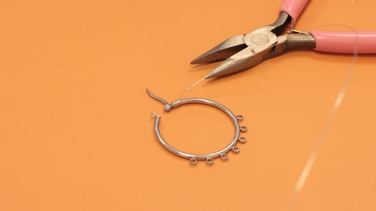 Orecchini a cerchio in filo d'argento e ciondoli con pietre preziose : Tappa 2 Orecchini a cerchio in filo d'argento e ciondoli con pietre preziose : Tappa 2