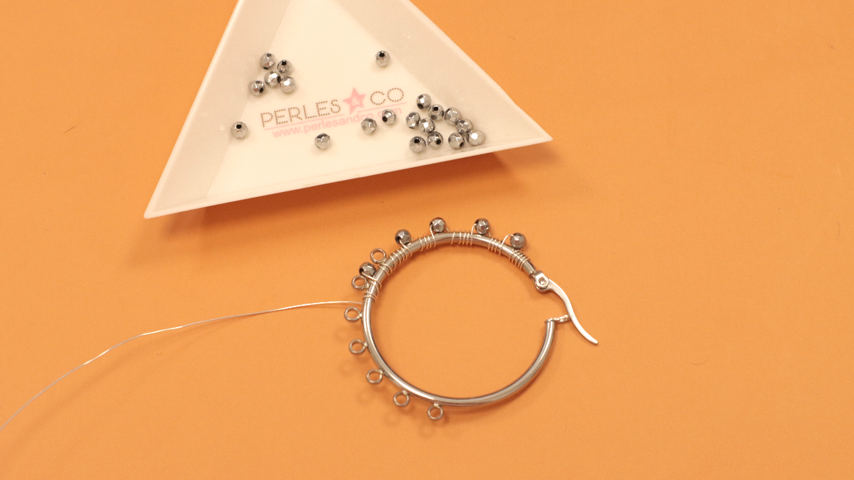 Orecchini a cerchio in filo d'argento e ciondoli con pietre preziose : Tappa 4 Orecchini a cerchio in filo d'argento e ciondoli con pietre preziose : Tappa 4