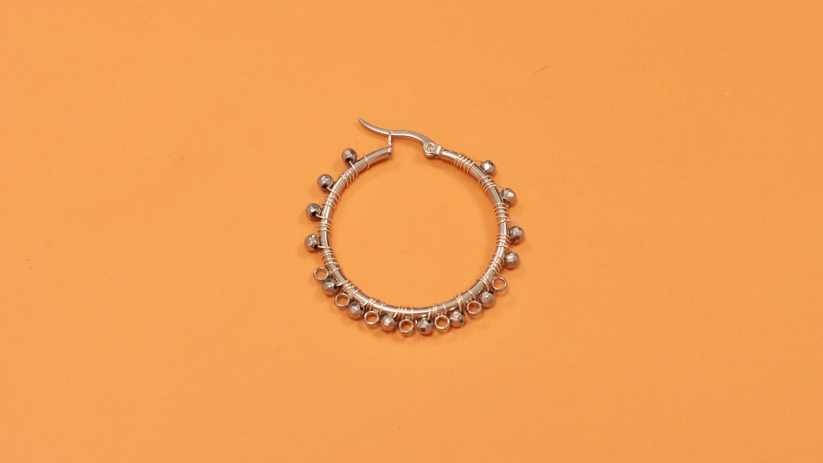 Orecchini a cerchio in filo d'argento e ciondoli con pietre preziose : Tappa 5 Orecchini a cerchio in filo d'argento e ciondoli con pietre preziose : Tappa 5